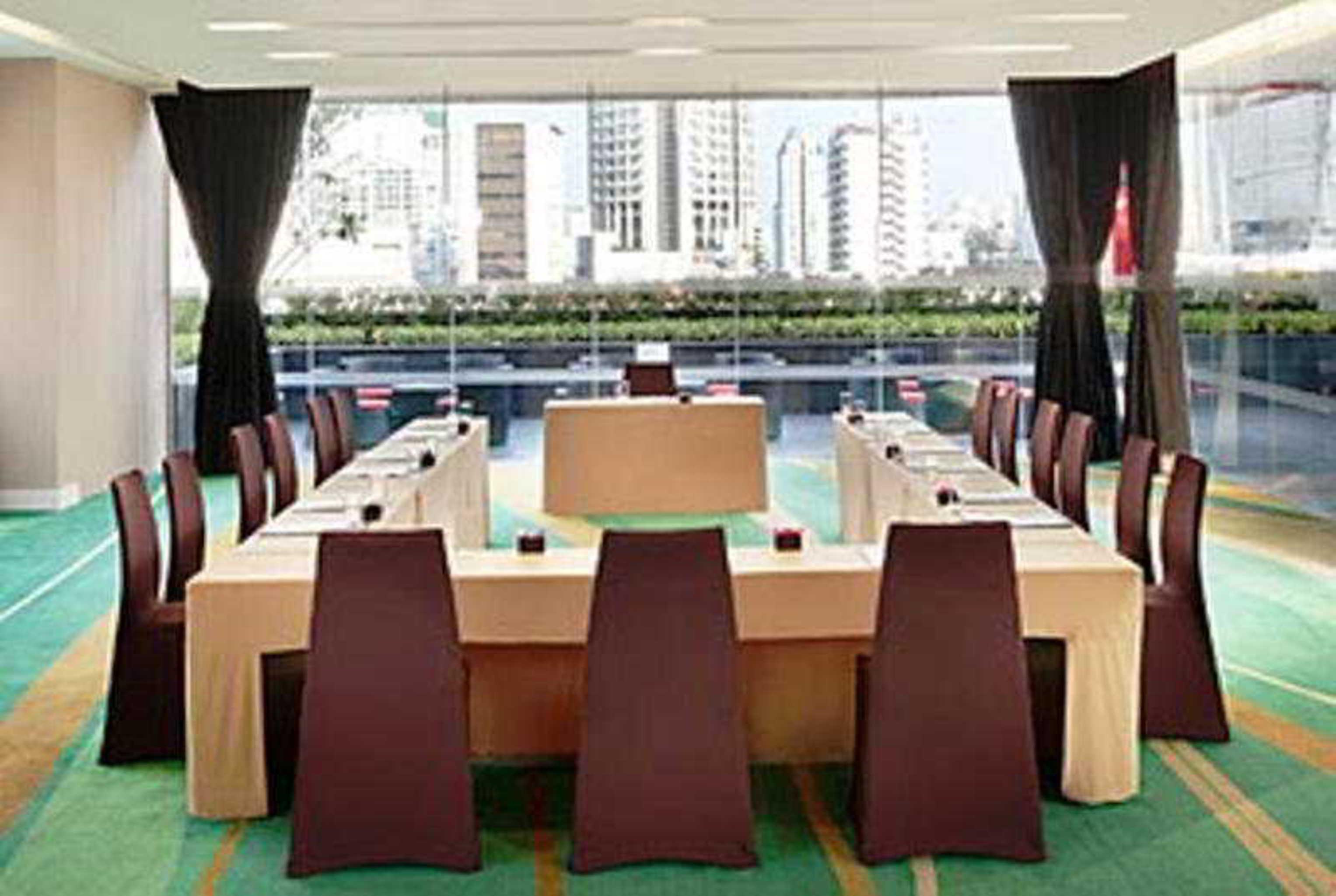 โฟร์พอยต์ บาย เชอราตัน กรุงเทพ สุขุมวิท 15 โรงแรม 4*